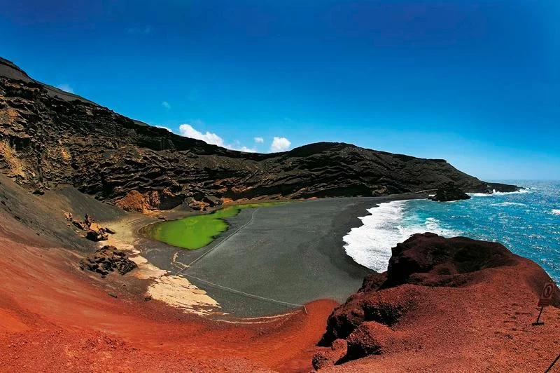 Charco de los Clicos – szmaragdowe jezioro w stóp wulkanu El Golfo.