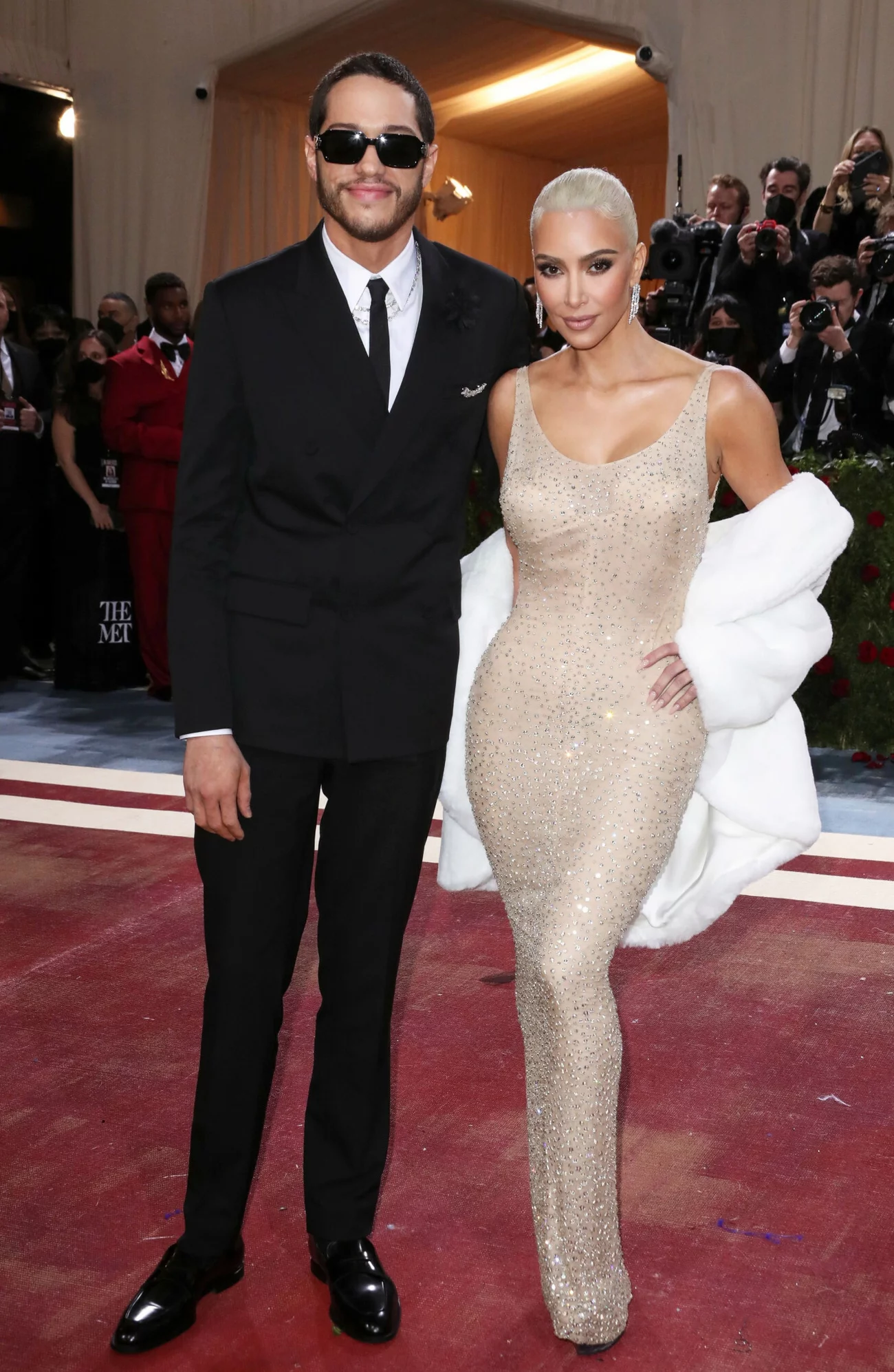 Met Gala 2022. Kim Kardashian ledwo wcisnęła suknię Marilyn Monroe