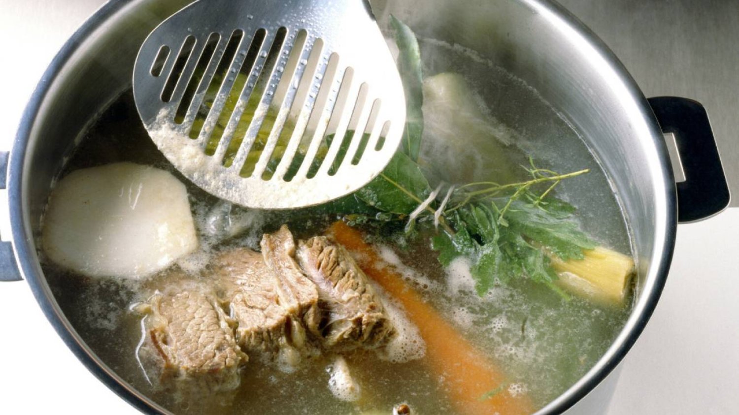Szumowiny w rosole odbierają ci apetyt? Oto, jak się ich pozbędziesz