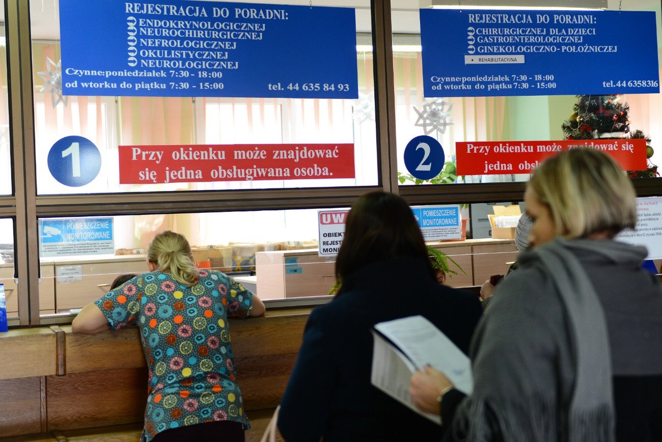 Z raportu NFZ wynika, że kolejki do specjalistów nie maleją.