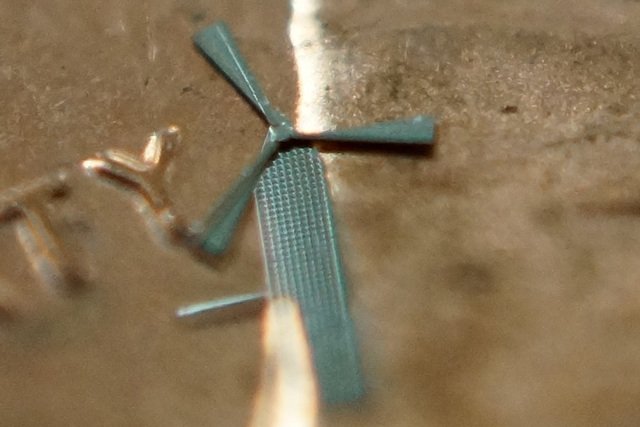 Zminiaturyzowany wiatrak w najszerszym miejscu mierzy 1,8 milimetra