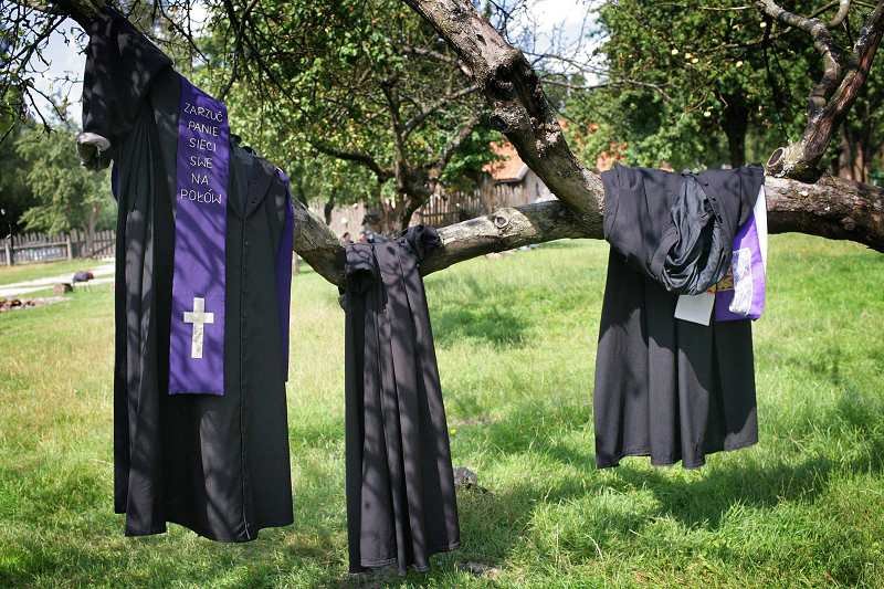 Sutanny kapłanów uczestniczących w pieszej pielgrzymce do Częstochowy