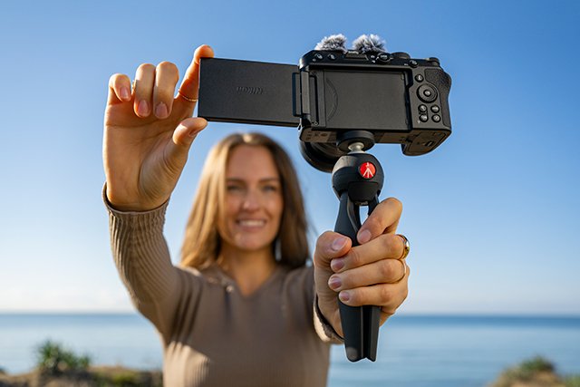 Nikon Z 30 to mały i bardzo łatwy w użyciu aparat bezlusterkowy formatu DX, który z uwagi na swoje parametry techniczne, funkcjonalności cyfrowe i rozwiązania konstrukcyjne jest idealnym prezentem dla vlogerów i streamerów