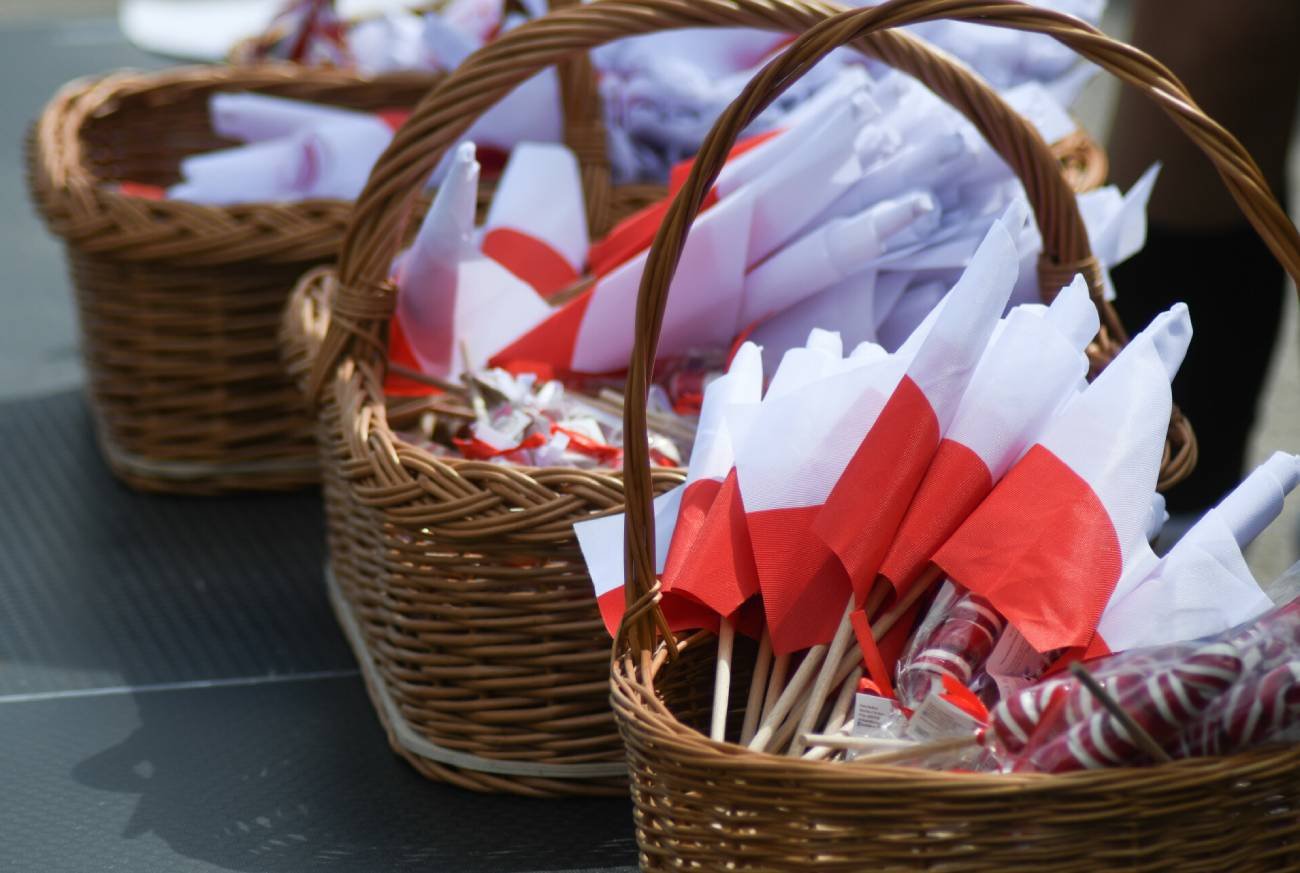 Flagi Polski w koszyczku sprzedawane na święta państwowe.