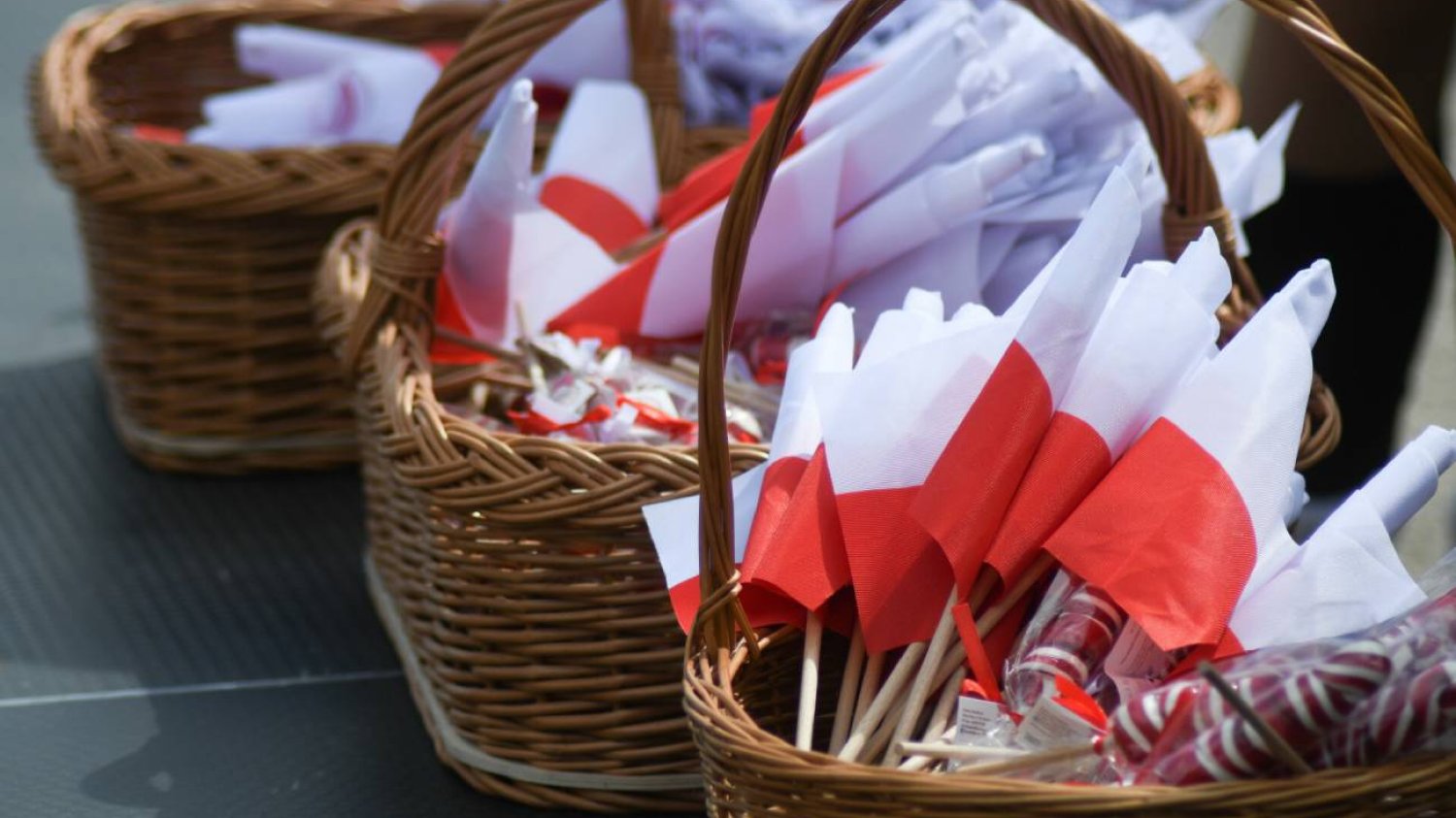 Gdzie kupić flagę Polski? Tu łatwo przygotujesz się na święta państwowe Flagi Polski w koszyczku sprzedawane na święta państwowe.