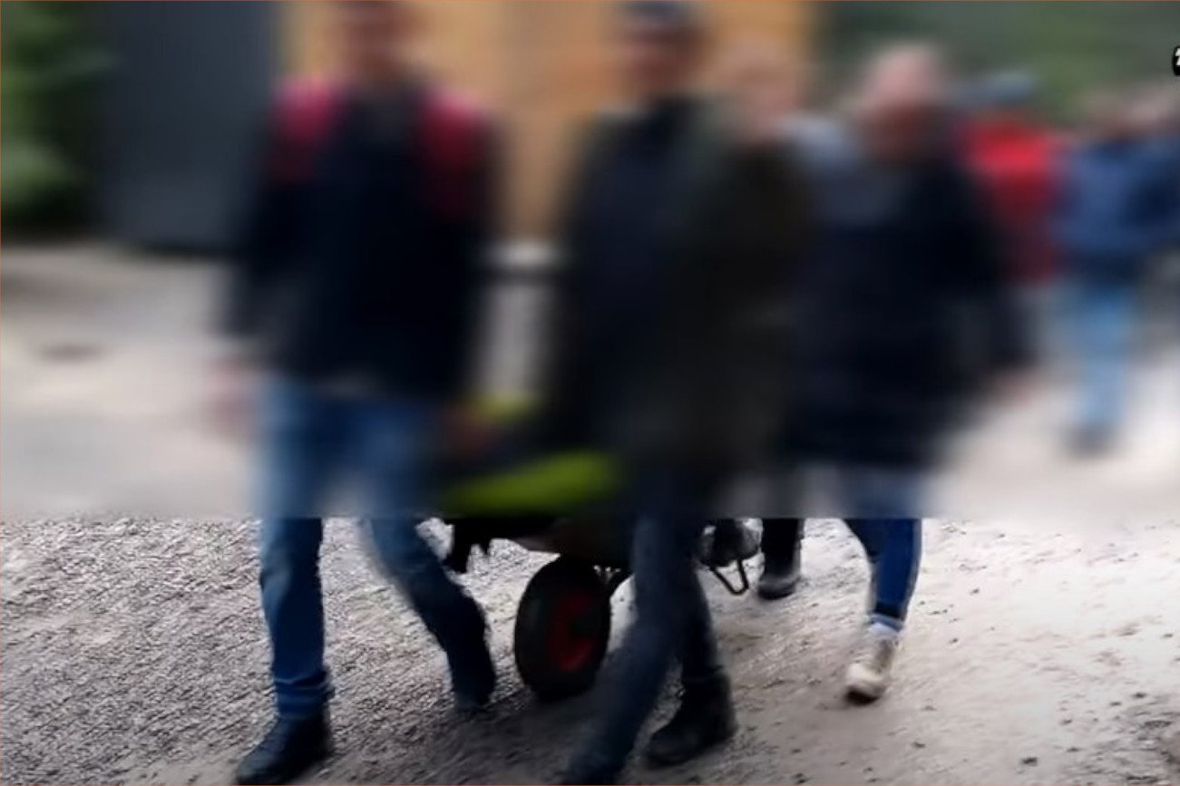 Turyści zwieźli swojego kolegę taczką ze szlaku.