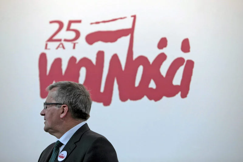 Kontrowersje wokół koszulek z napisem "25 lat wolności" wywołał fakt, że powstały one w Bangladeszu.