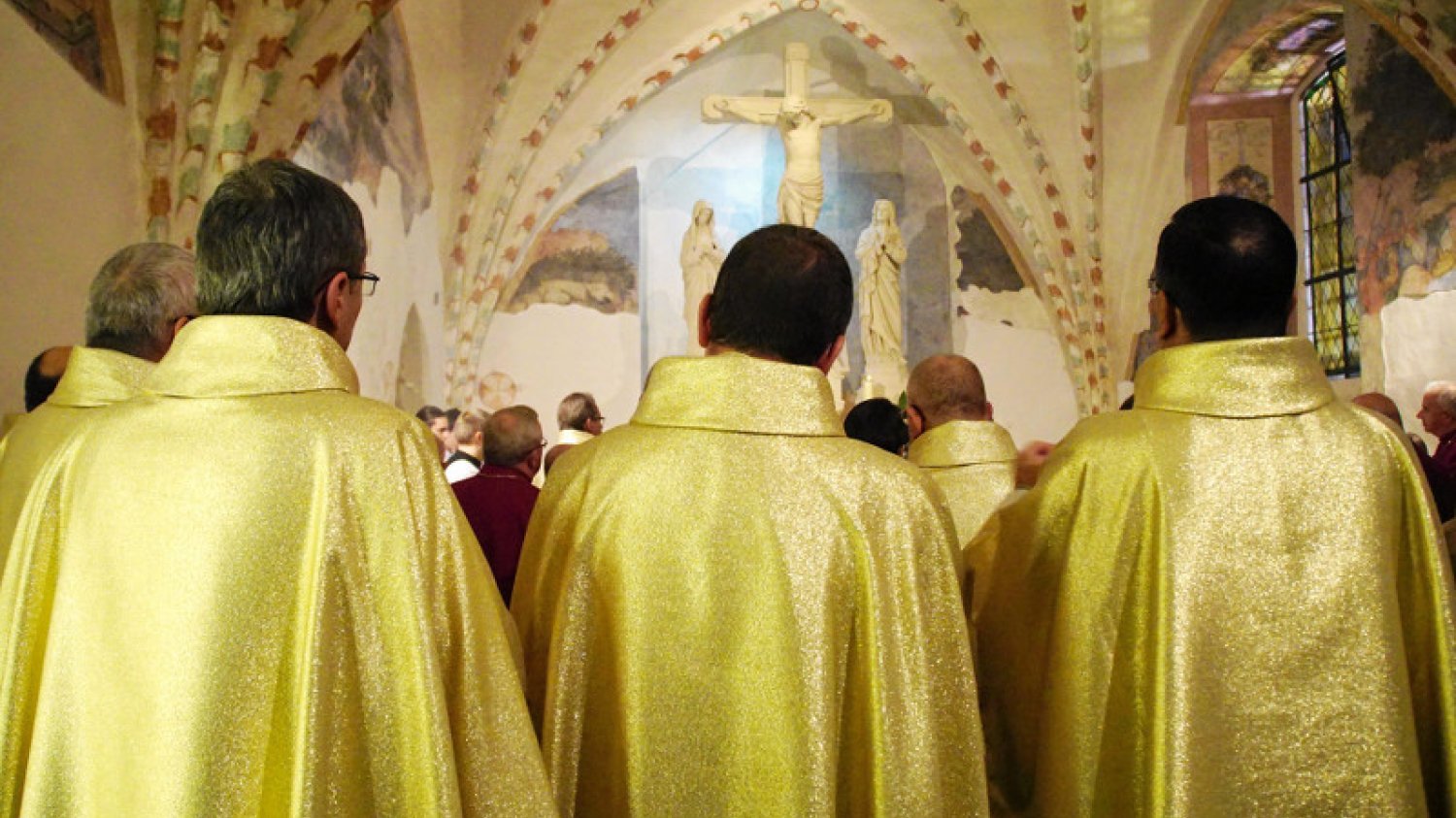 Biblia nie narzuca księżom celibatu.