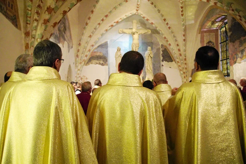 Biblia nie narzuca księżom celibatu.