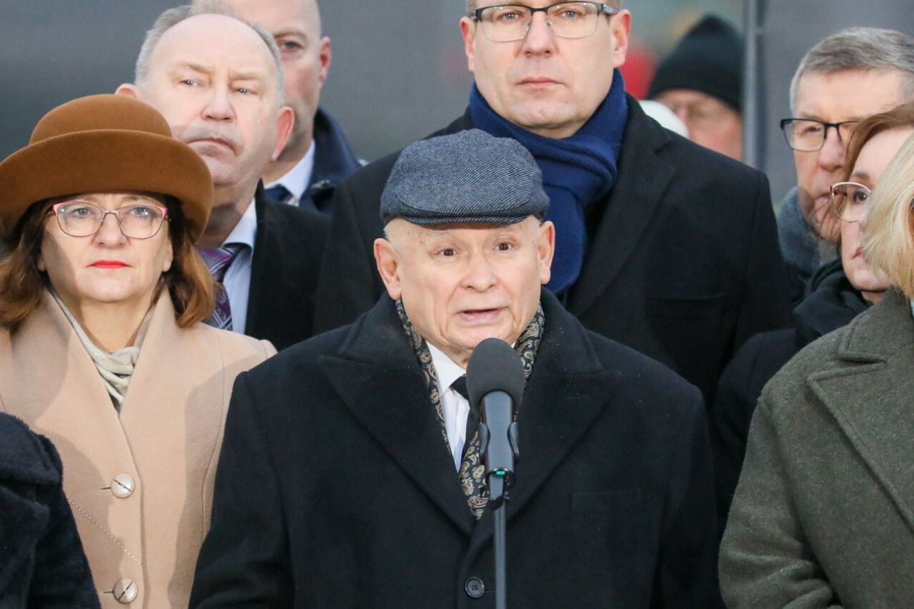 Kaczyński uderza w protestujących podczas miesięcznicy smoleńskiej. "To agentura Putina".