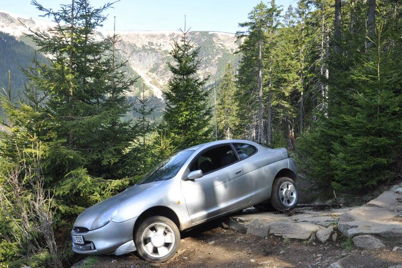 Czech chciał zrobić sobie selfie na Śnieżce. Postanowił, że drogę pokona samochodem.