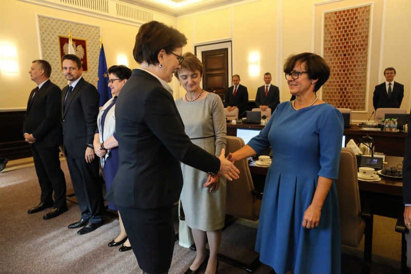 Rząd bohatersko walczy o drożdżówki i kawę w szkołach. Sam ich zakazał.