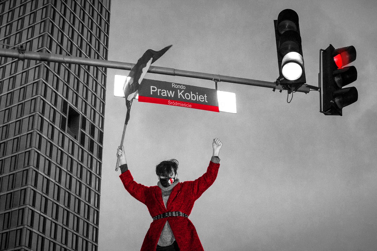 Zeszłoroczne protesty po wyroku TK zakazującego aborcji z przyczyn embriopatologicznych. Na rondzie Dmowskiego w Warszawie zawisła wówczas plakietka z napisem "Rondo Praw Kobiet"