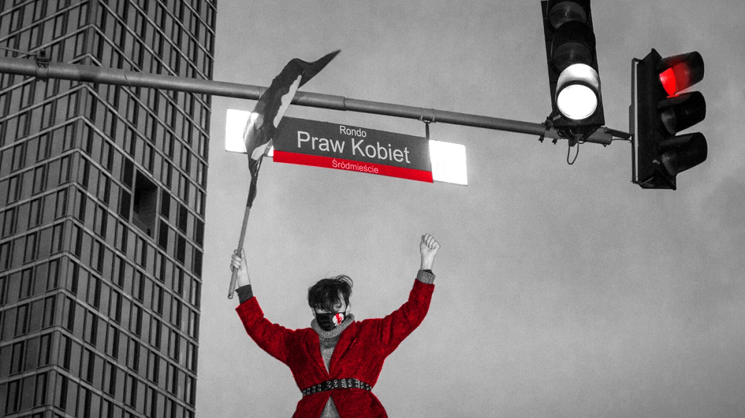Zeszłoroczne protesty po wyroku TK zakazującego aborcji z przyczyn embriopatologicznych. Na rondzie Dmowskiego w Warszawie zawisła wówczas plakietka z napisem "Rondo Praw Kobiet"