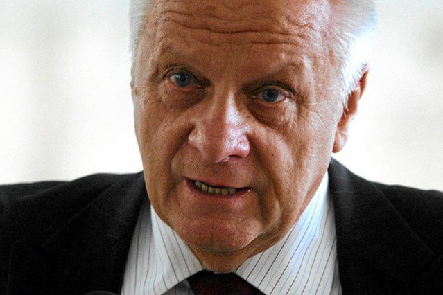 Stefan Niesiołowski odmówił przyjęcia od IPN odznaczenia.