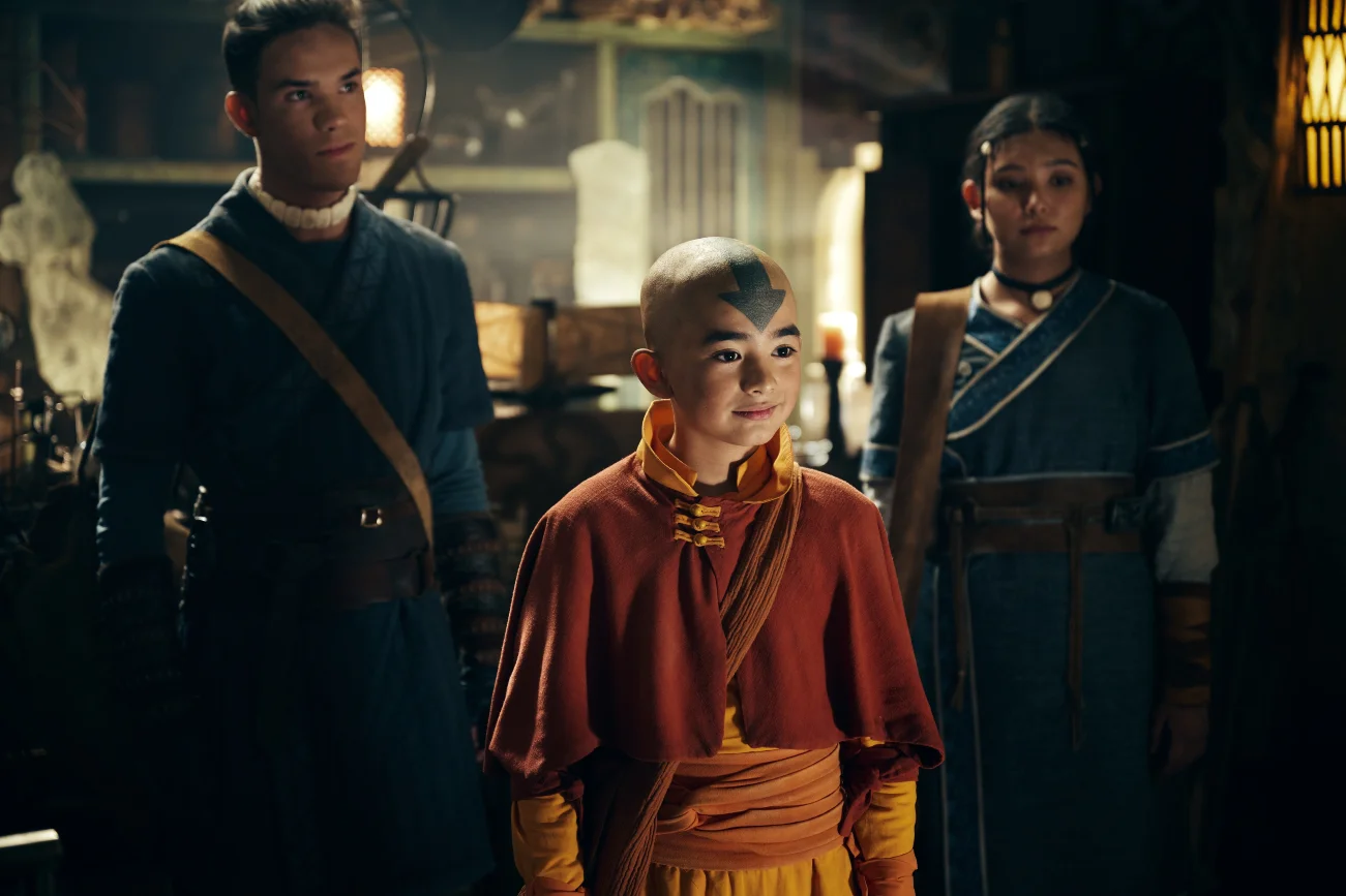 Ian Ousley jako Sokka, Gordon Cormier jako Aang i Kiawentiio Tarbell jako Katara w serialu "Awatar: Ostatni władca wiatru".