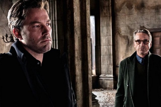 "Batman v Superman" był zbyt chaotyczny i przeładowany – uważa filmowy Alfred, Jeremy Irons.