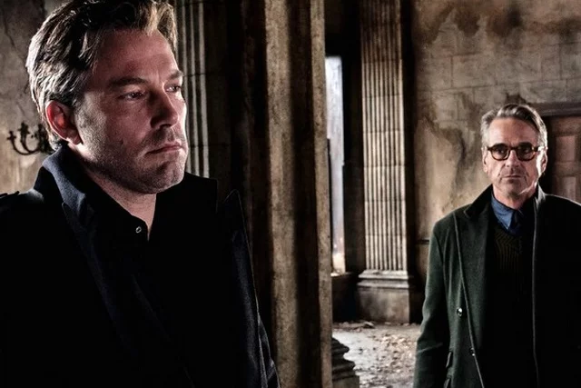 "Batman v Superman" był zbyt chaotyczny i przeładowany – uważa filmowy Alfred, Jeremy Irons.