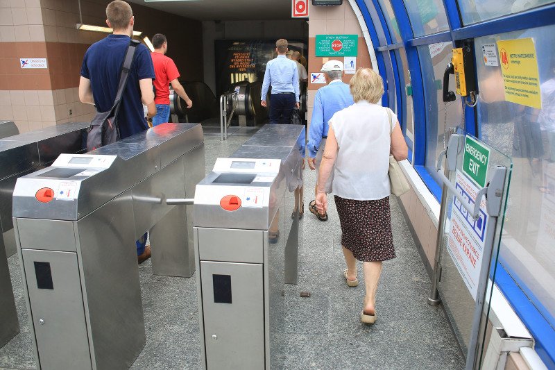 PiS chce, abyśmy krócej pracowali. Dane GUS pokazują, że to marzenie ściętej głowy