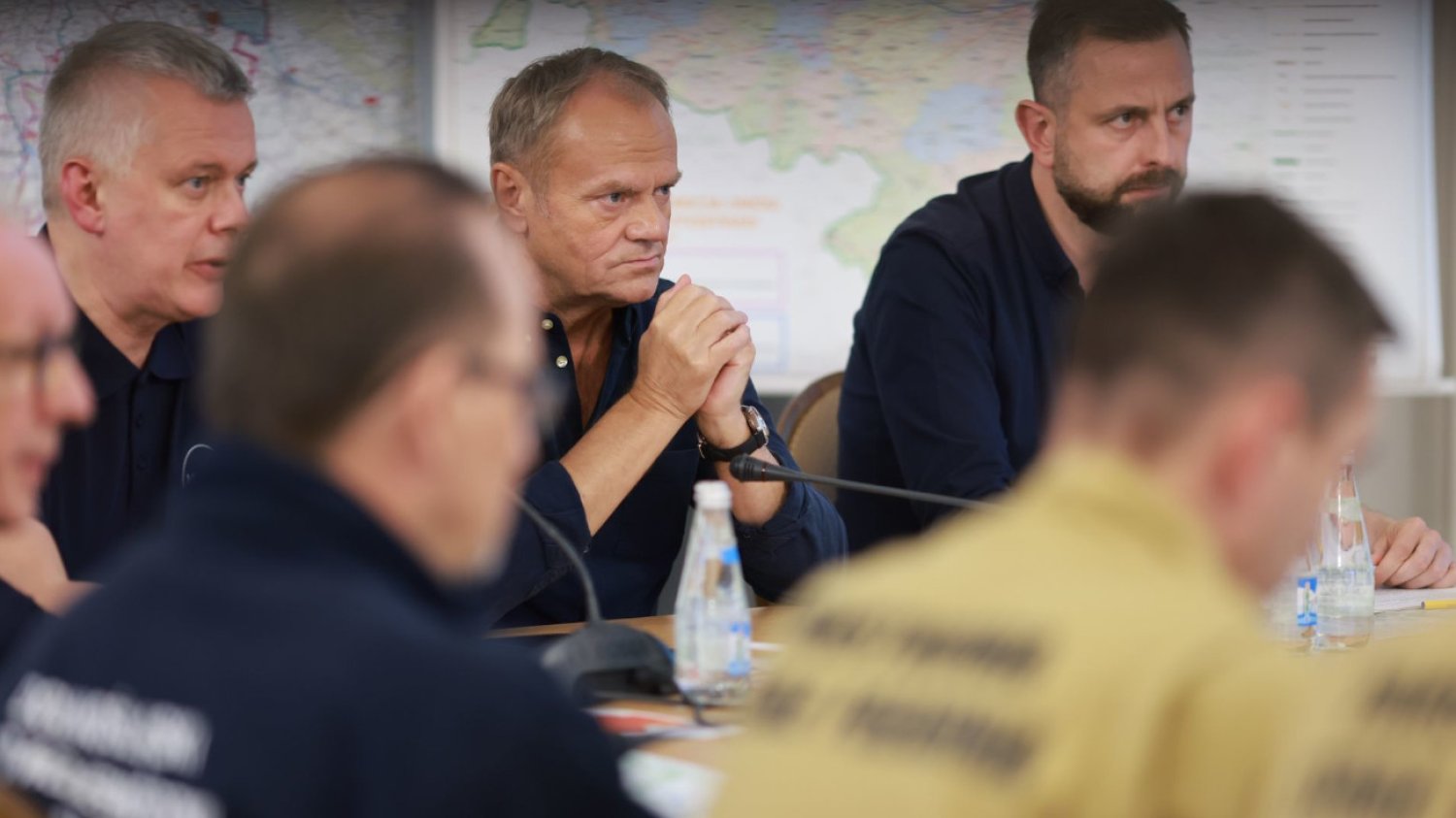 Tusk błyskawicznie reaguje na pękniętą zaporę w Ostrawie. Tego oczekuje od służb Tomasz Siemoniak, Donald Tusk i Władysław Kosiniak-Kamysz w trakcie posiedzenia sztabu kryzysowego we Wrocławiu