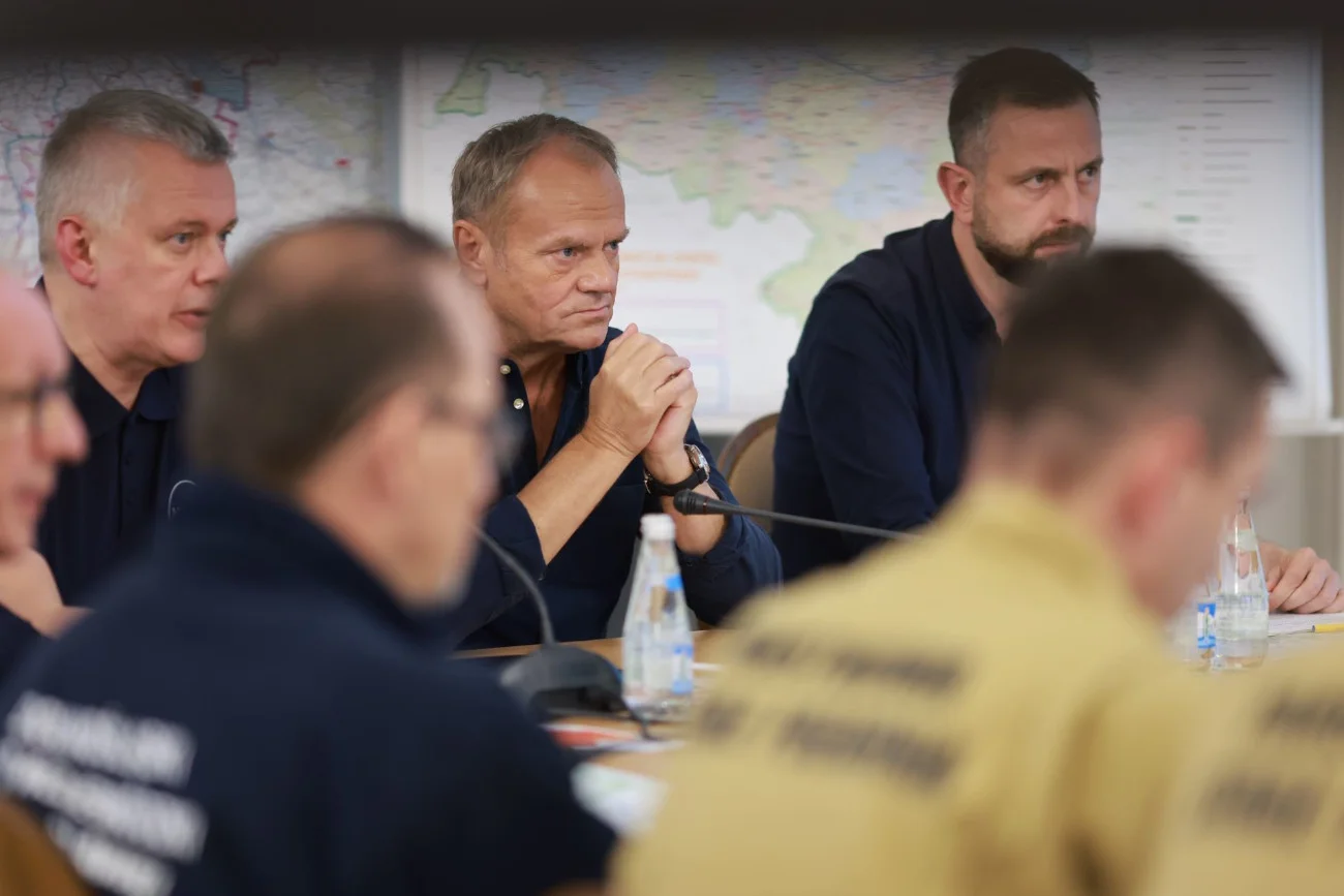 Tomasz Siemoniak, Donald Tusk i Władysław Kosiniak-Kamysz w trakcie posiedzenia sztabu kryzysowego we Wrocławiu