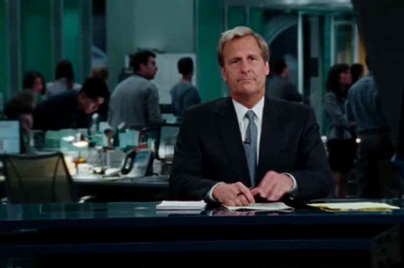 Kadr z serialu "The Newsroom" – Jack Daniels jako prowadzący programu newsowego