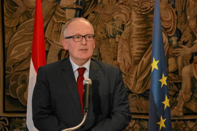 Frans Timmermans daje polskim władzom czas do poniedziałku, później zostanie przyjęta jego opinia w sprawie Polski.