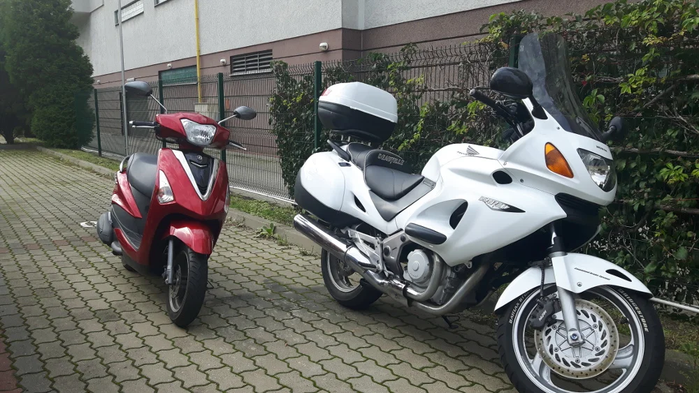 Skuter nie jest wielki, ale potrafi zaskoczyć na światłach żwawością.