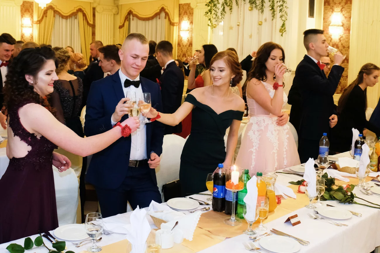 Studniówki 2022. Gadki o tradycji kontra apogeum IV fali pandemii