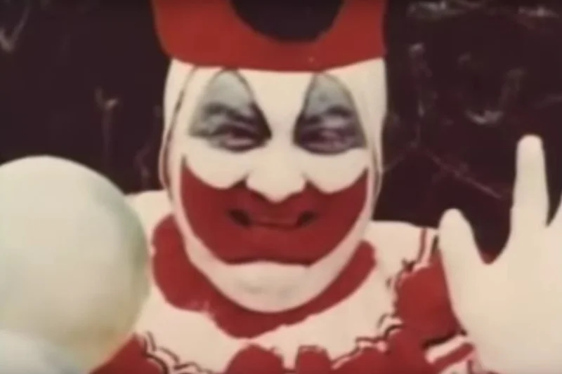 Kadr z filmu dokumentalnego "Sociopath Series: John Wayne Gacy (Pogo the killer clown)".