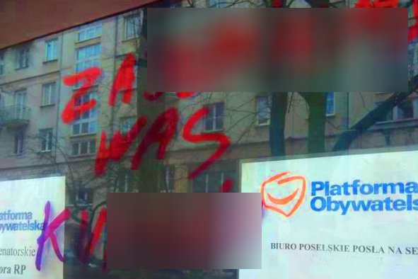 W nocy pod siedzibą biur poselskich i senatorskich PO pojawiły się wulgarne groźby .