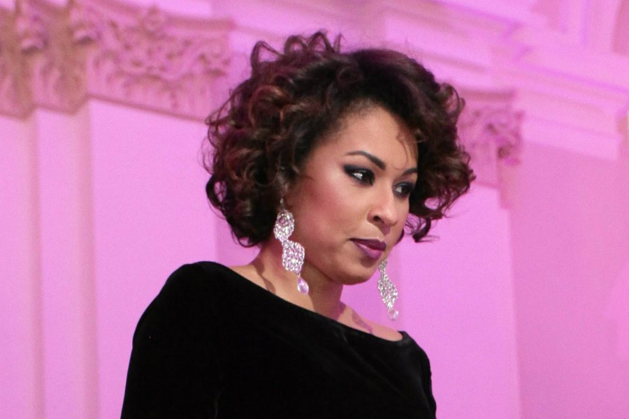 Omenaa Mensah przeszła ciężką operację, ale nie chce o niej mówić.