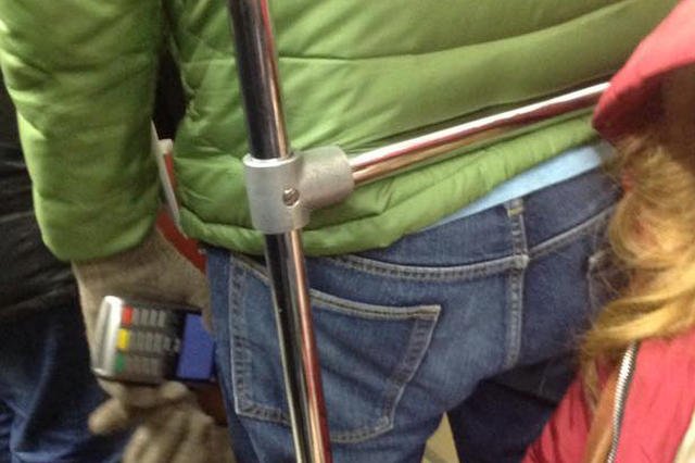 Zdjęcie mężczyzny z terminalem zaniepokoiło internautów.