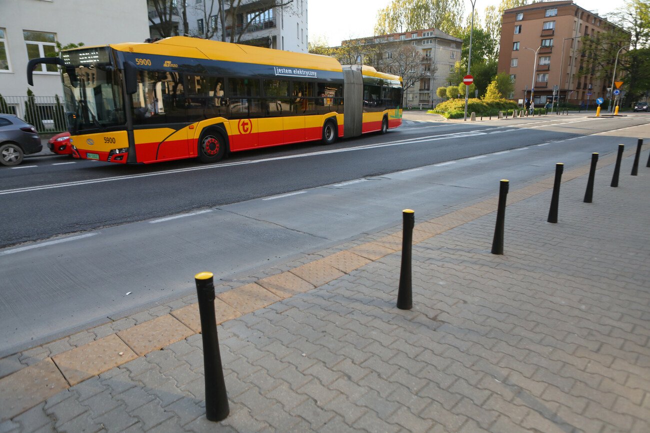 Autobus przytrzasnął emerytkę. Kobieta w ciężkim stanie trafiła do szpitala.