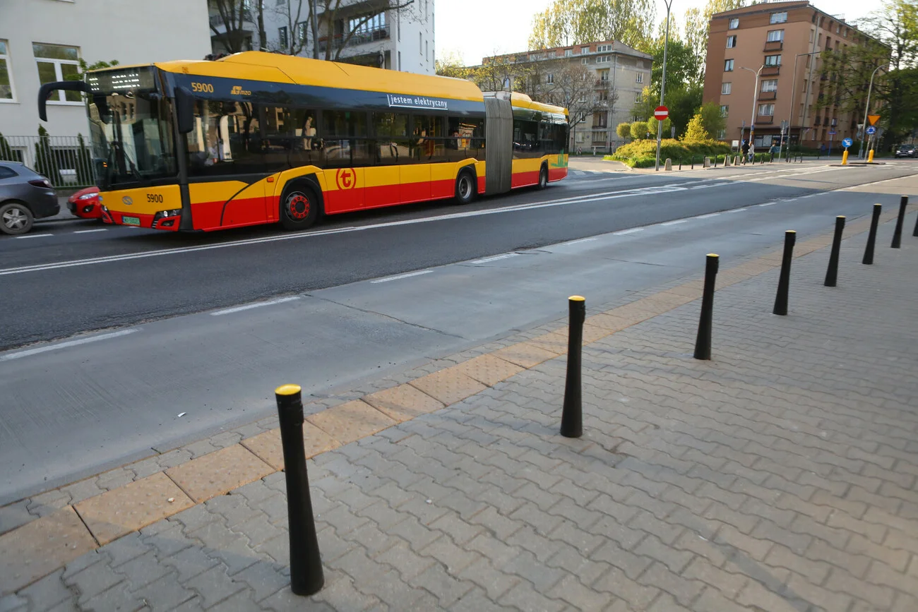Autobus przytrzasnął emerytkę. Kobieta w ciężkim stanie trafiła do szpitala.