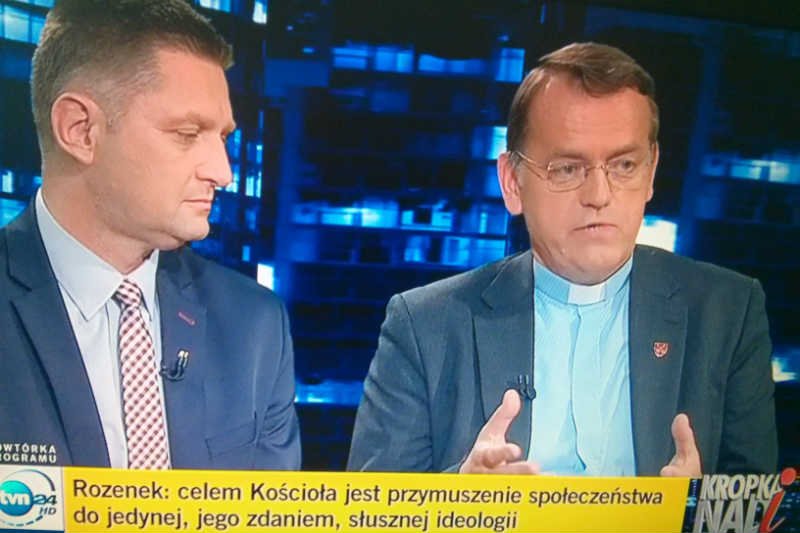 Ks. Dariusz Oko przekonywał, że rząd działa pod dyktat ateistów.