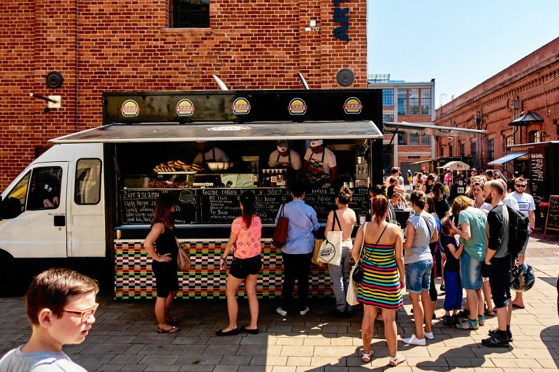 20 zł za bułkę z kotletem to dużo? Druga strona foodtruckowego biznesu pokazuje, że wcale nie