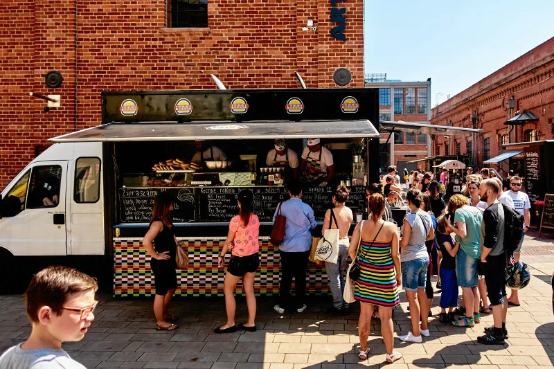 20 zł za bułkę z kotletem to dużo? Druga strona foodtruckowego biznesu pokazuje, że wcale nie
