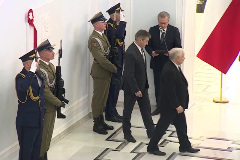Jarosław Kaczyński odsłonił dziś tablicę poświęconą pamięci swojego brata. Ceremonia trwała dosłownie chwilę.