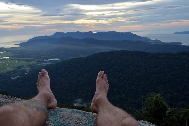 Tomasz Dworczyk znalazł prosty sposób jak za darmo podróżować po świecie.