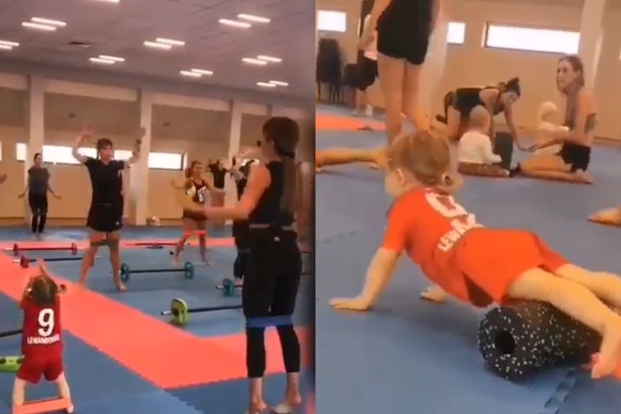 Mała Klara wytrwale ćwiczyła z mamą