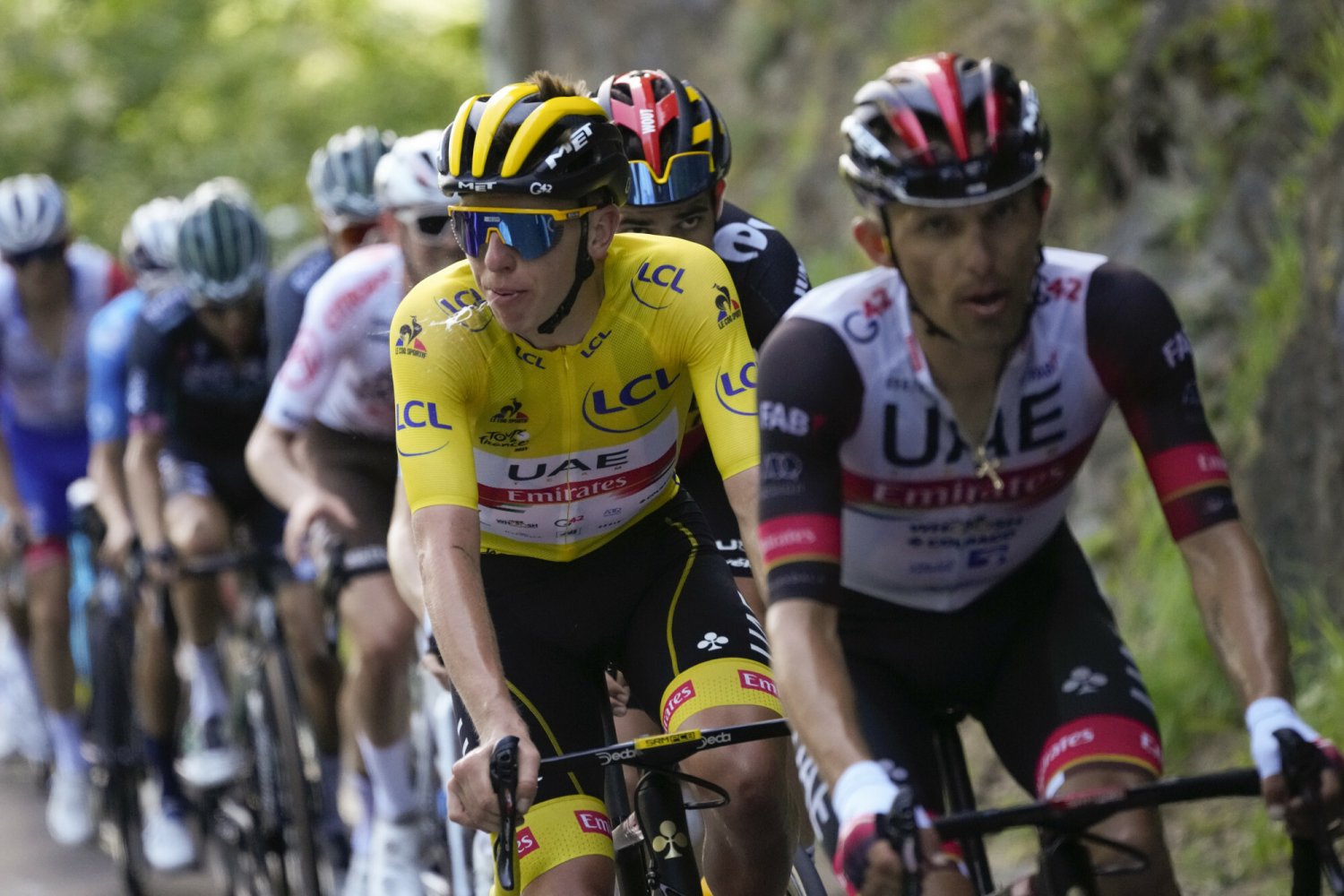 Rafał Majka (z prawej) ma pomagać liderowi Wielkiej Pętli Tadejowi Pogačarowi w walce o triumf w wyścigu