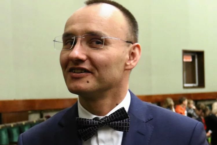 Mikołaj Pawlak oburzył Polaków swoją koszulką w Sejmie.