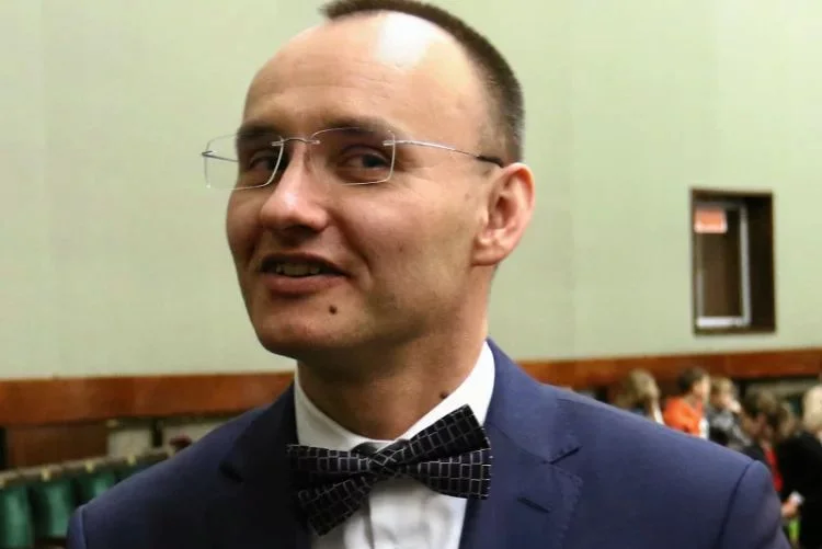 Mikołaj Pawlak oburzył Polaków swoją koszulką w Sejmie.