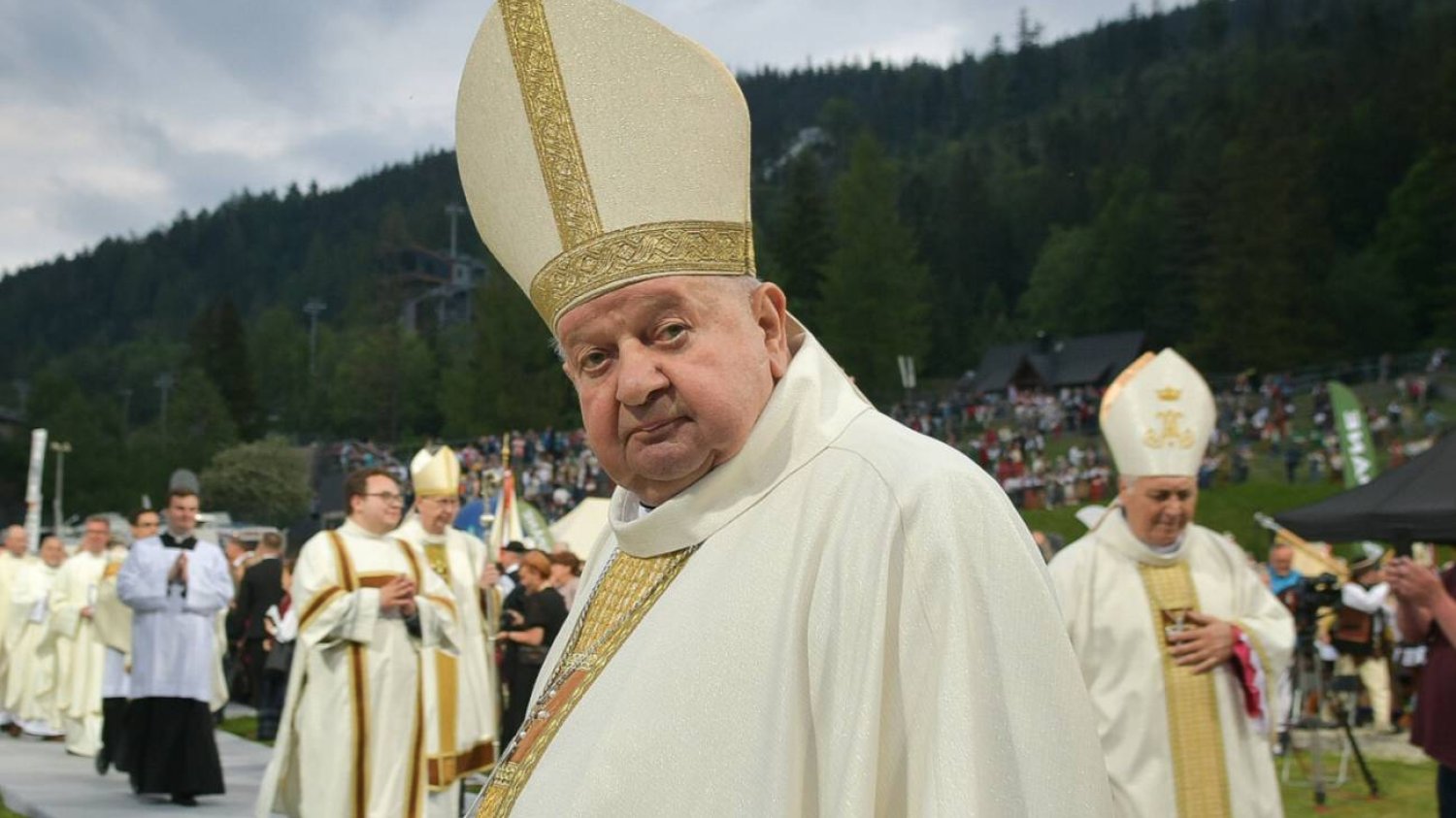 Kardynał Dziwisz nie popełnił przestępstwa? Tak twierdzi prokuratura