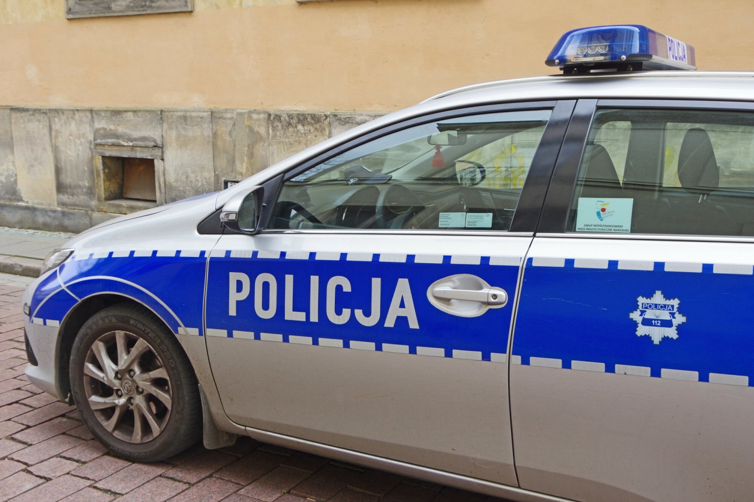 W jednym z mieszkań w warszawskiej kamienicy odkryto zmumifikowane zwłoki mężczyzny.