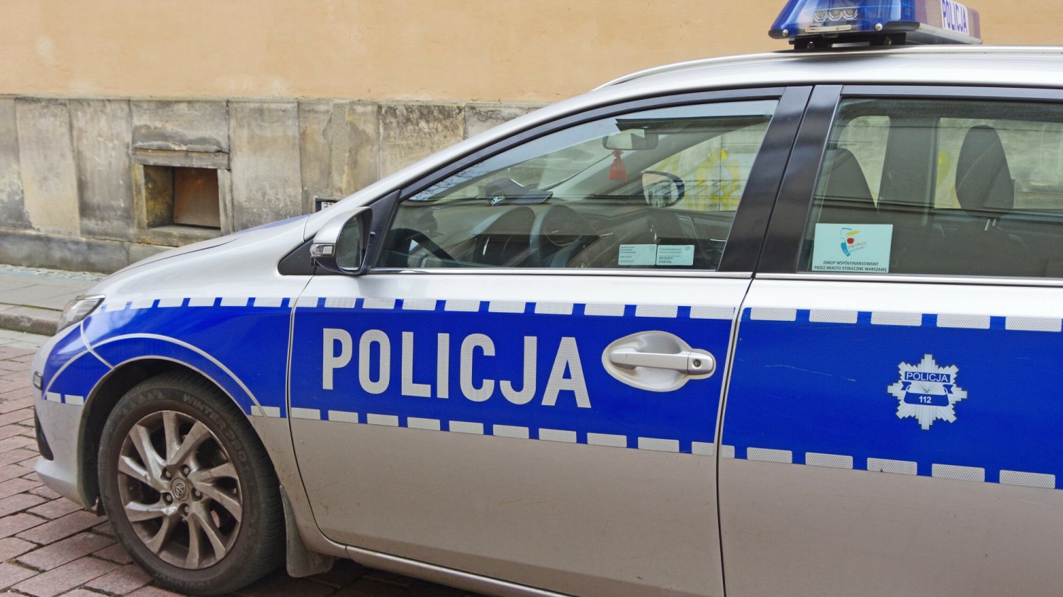 W jednym z mieszkań w warszawskiej kamienicy odkryto zmumifikowane zwłoki mężczyzny.