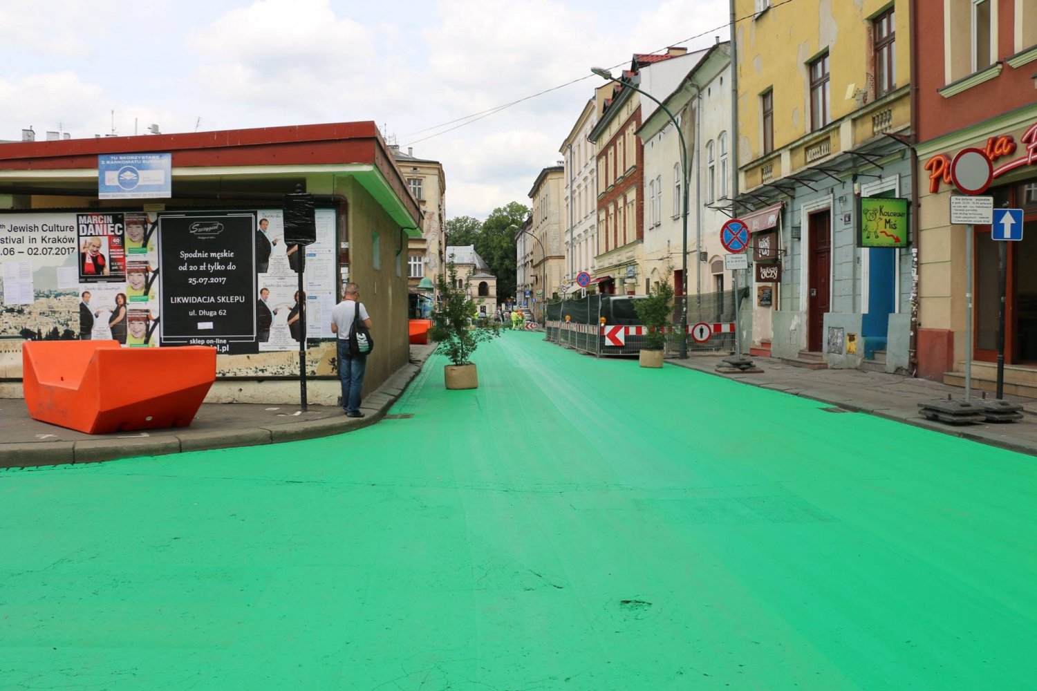 Ulice zostały pomalowane na zielono w Krakowie.