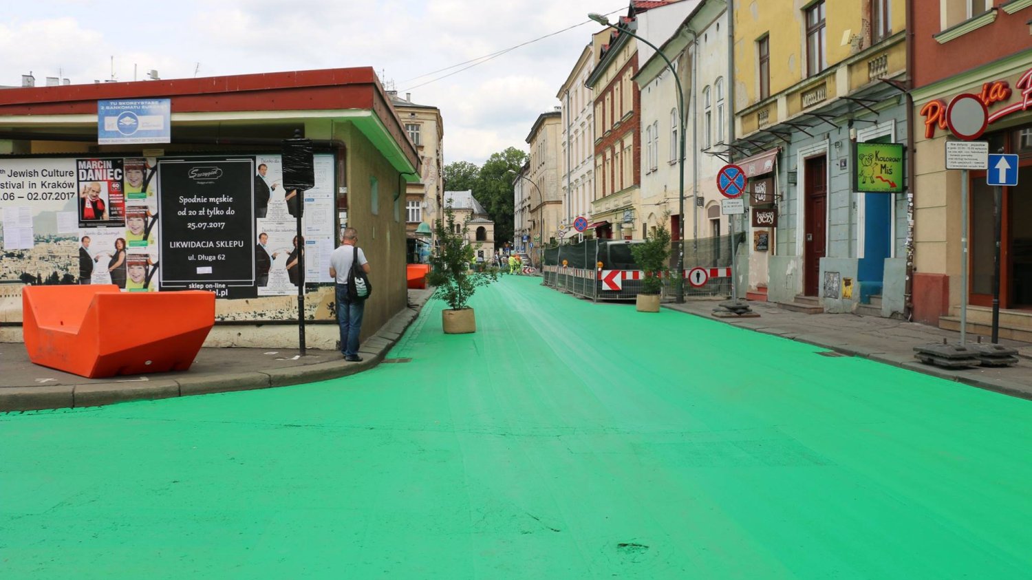 Ulice zostały pomalowane na zielono w Krakowie.