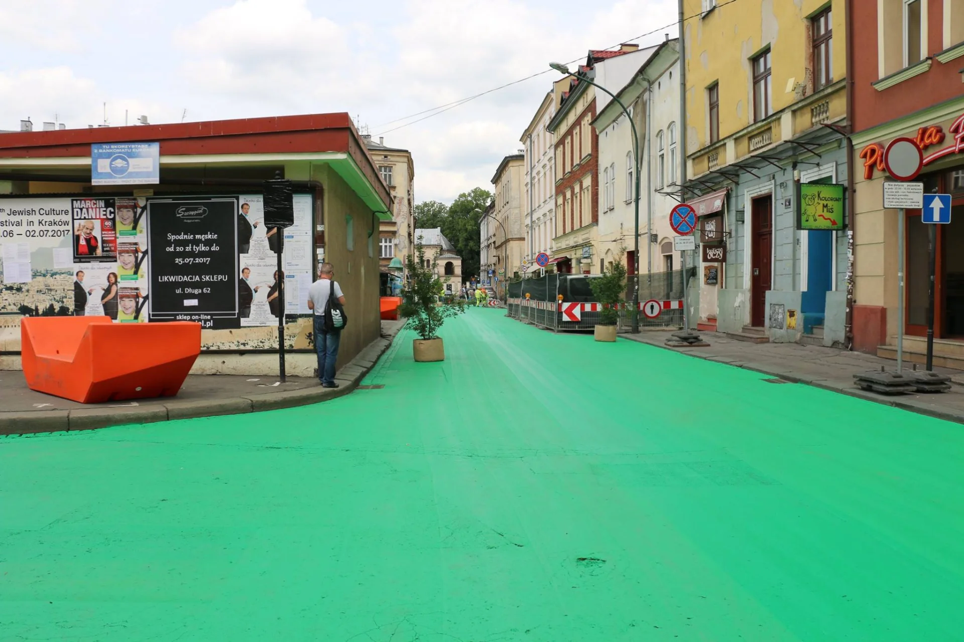 Ulice zostały pomalowane na zielono w Krakowie.